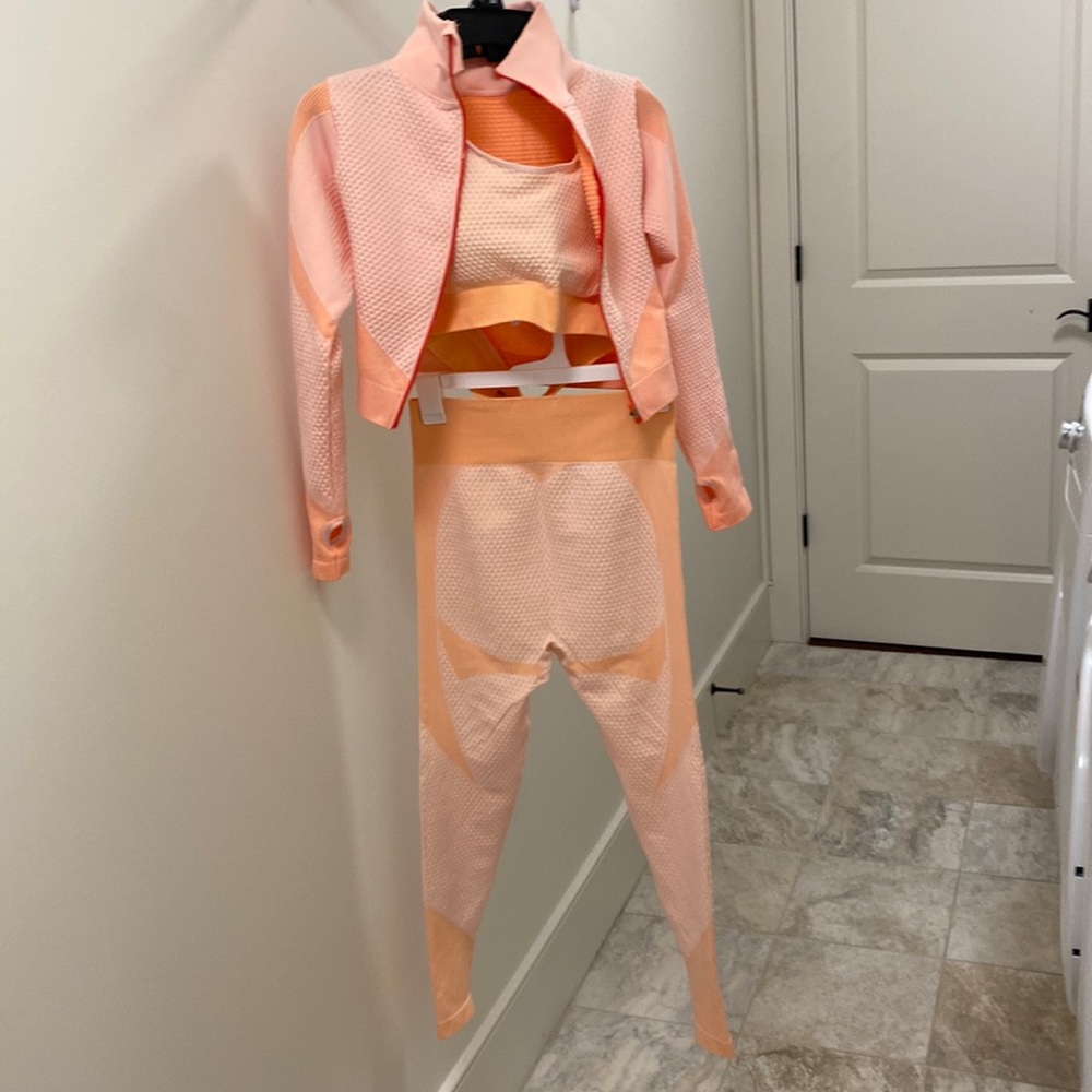 3 piece work out set - size medium. Brand new